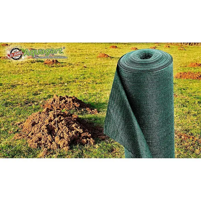 Aquagart Bodenschutzvlies 152m 150 2m Maulwurfnetz Maulwurfsperre -  - Rolle aus dunkelgrünem Gartengewebe auf einem Rasen mit Maulwurfshügeln.