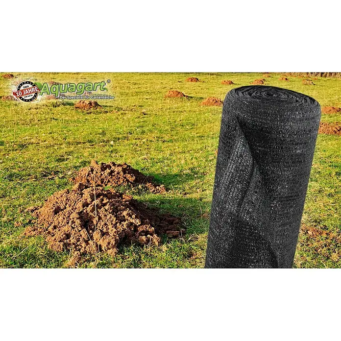 Aquagart Bodenschutzvlies 224m 90 2m Maulwurfnetz Maulwurfsperre -  - Gerolltes schwarzes Schutzgitter für den Garten, auf einer Wiese mit Maulwurfshügeln.