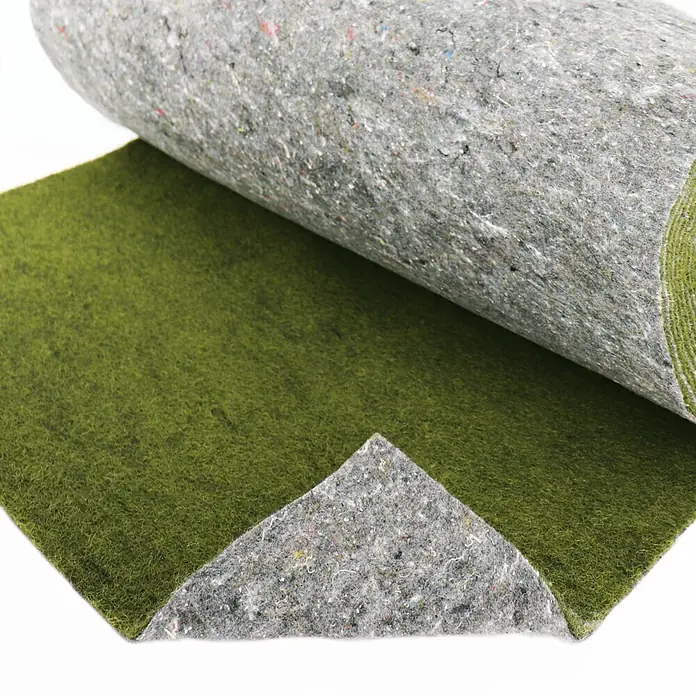 Aquagart Bodenschutzvlies 18m x 0,75m grün Ufermatte Böschungsmatte -  - Grüne, flauschige Rolle mit grauer Filzrückseite, teilweise ausgerollt, um beide Seiten zu zeigen.