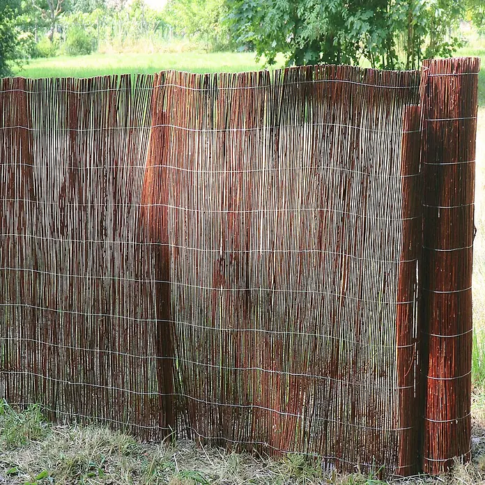 Aquagart Sichtschutzelement 10m x 150 cm Weidenmatte I Sichtschutzmatte - Holz, braun - Dunkelbrauner geflochtener Bambus-Sichtschutz.