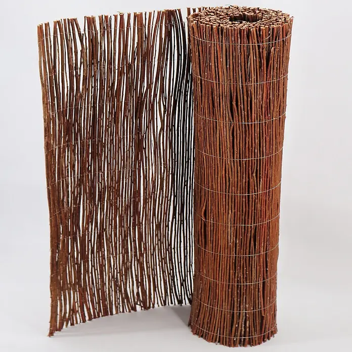 Aquagart Sichtschutzelement 10m x 150 cm Weidenmatte I Sichtschutzmatte - Holz, braun - Braune Weidenzaunrolle, teilweise ausgerollt, zeigt natürliche Zweige mit Draht.