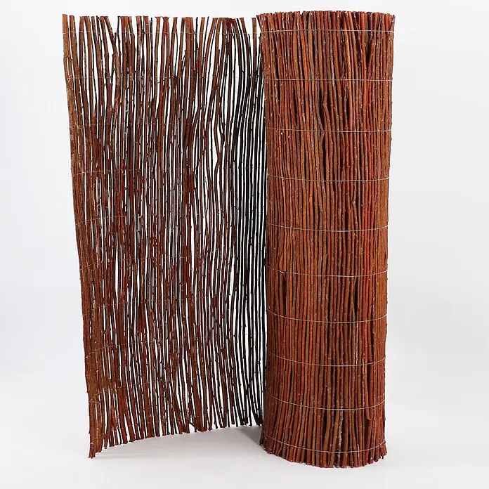 Aquagart Sichtschutzelement 10m x 150 cm Weidenmatte I Sichtschutzmatte - Holz, braun - Gerollter und teilweise ausgerollter brauner Weiden-Sichtschutz aus geflochtenen Ästen, mit Draht befestigt.