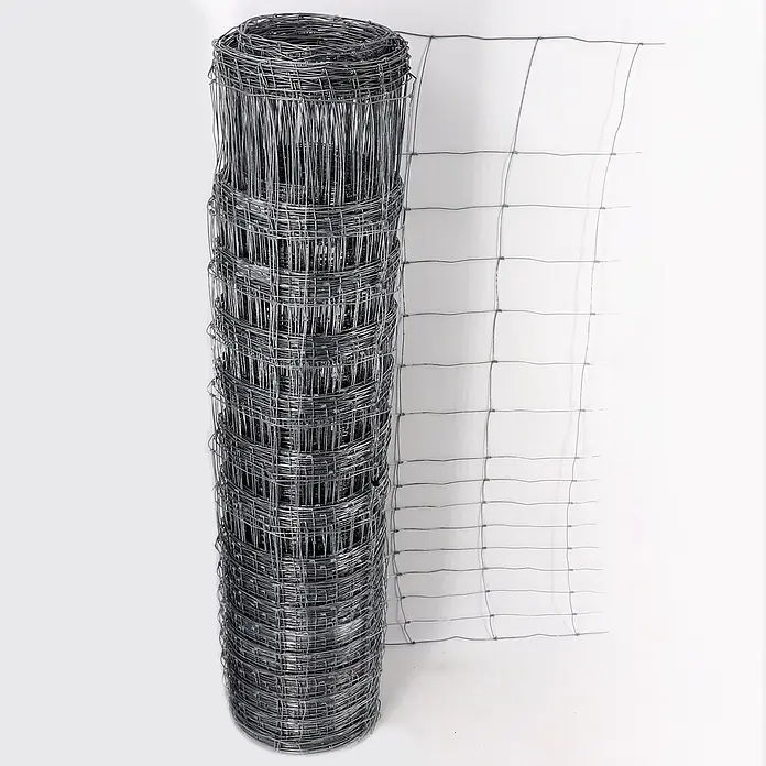 Aquagart Maschendrahtzaun 450m 100 8 15 Wildzaun Forstzaun - 450 x 1 m, grau - Eine Rolle verzinkter Drahtgeflechtzaun, teilweise abgerollt, um sein Gittermuster zu zeigen.