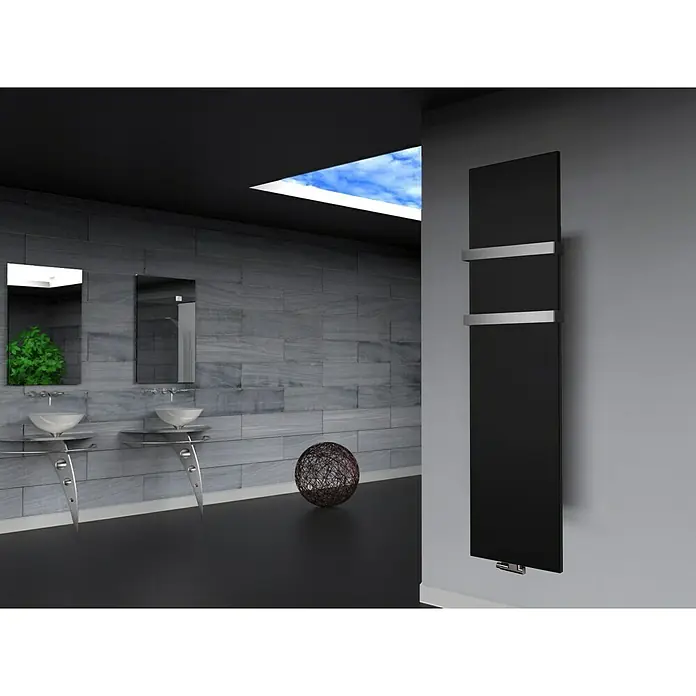 Szagato Designheizkörper Manhattan 3 - B x H: 470 x 1.800 mm, Wärmeleistung bei Vorlauftemperatur von 75 °C (D: 50): 1.118 W, Schwarz, Mit 2 Handtuchhalter (50 mm) - Ein eleganter, schwarzer Heizkörper mit Handtuchhalter in einem modern eingerichteten Badezimmer.