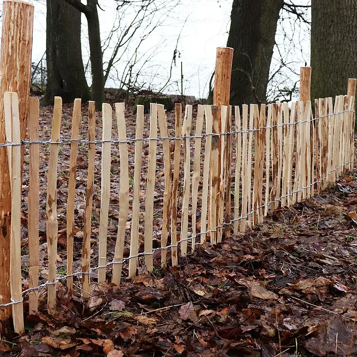 Aquagart Zaun-Set 5m 120cm 4 6cm 5 1,5m Komplett Set - 5 x 1,2 m, braun - Rustikaler heller Holzzaun mit Drahtverbindungen, draußen zwischen Herbstlaub.