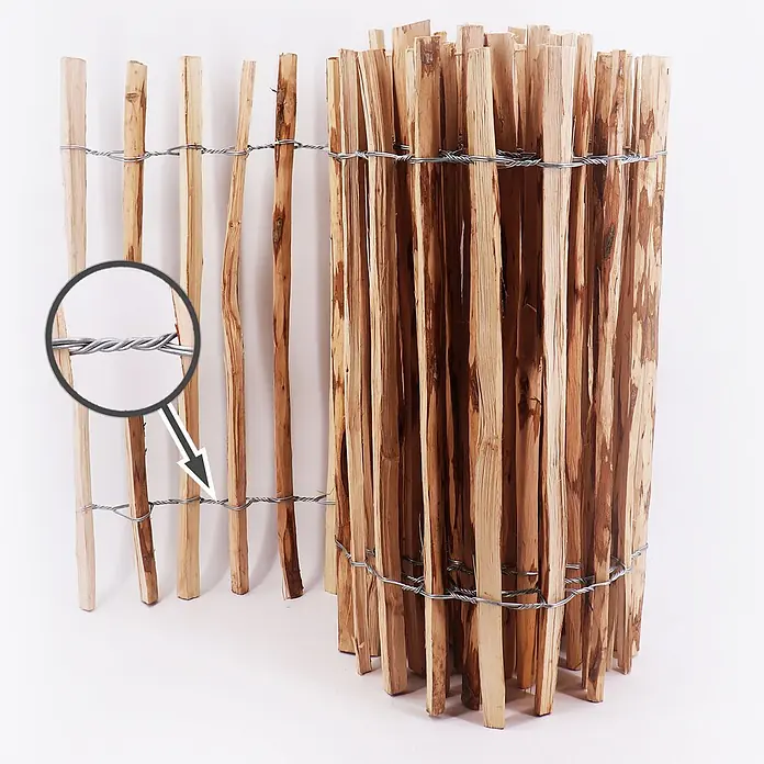 Aquagart Steckzaun-Element 10m 100cm 4 6cm Staketenzaun hoch - B x H: 0,1 x 1 m, braun, Holz - Lattenzaun aus Naturholz mit Staketen, die durch verdrillten Draht zusammengehalten werden, teilweise ausgerollt und gerollt gezeigt.