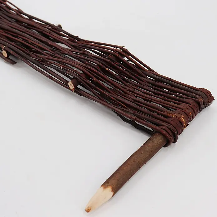 Aquagart Steckzaun-Element 8 30x60cm Beeteinfassungen aus Weide I - braun, Holz - Rustikales Gartenbeetelement aus dunkelbraunen, geflochtenen Zweigen mit einem zugespitzten Holzpfahl.