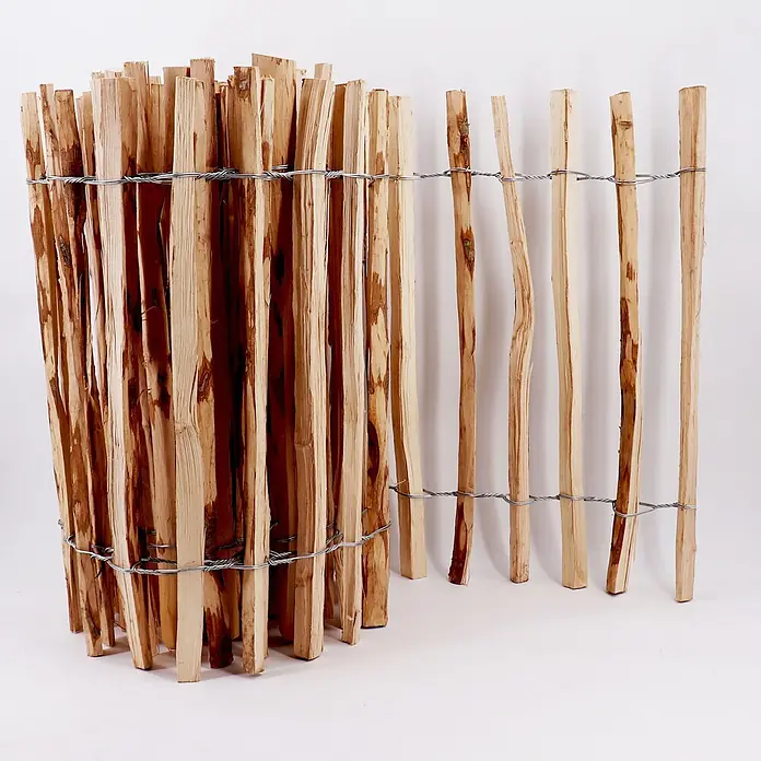 Aquagart Steckzaun-Element 10m 100cm 4 6cm Staketenzaun hoch - B x H: 0,1 x 1 m, braun, Holz - Naturholz-Staketenzaunrolle, mit gedrehtem Metalldraht zusammengehalten. Ein Teil ist abgerollt, zeigt einzelne Holzpfähle.