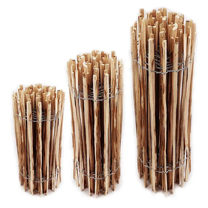 Aquagart Steckzaun-Element 10m 100cm 4 6cm Staketenzaun hoch - B x H: 0,1 x 1 m, braun, Holz - Drei gerollte Reisigzäune, mit Draht gebunden, in verschiedenen Höhen für Gartenabgrenzung.