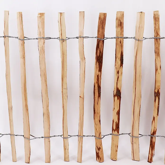 Aquagart Steckzaun-Element 10m 100cm 4 6cm Staketenzaun hoch - B x H: 0,1 x 1 m, braun, Holz - Helle Holzlattenzaunpfähle, verbunden mit verzwirntem Metalldraht, mit natürlicher Holzmaserung.