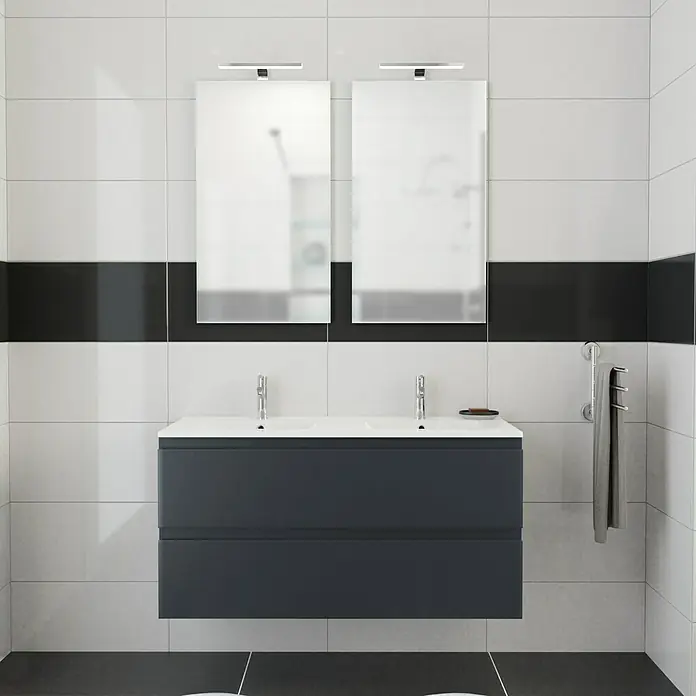Camargue Espacio Badmöbel-Set K4 - 120 cm, Gama anthrazit matt - Modernes Badezimmer mit einem Doppelwaschtisch in Anthrazit, zwei Spiegeln und einer Handtuchstange an einer gefliesten Wand.