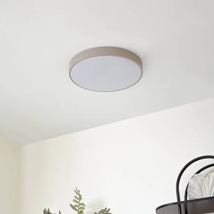 Lindby Deckenleuchte Zylo - creme / amber - Runde Deckenleuchte mit geripptem beigem Rand und weißem Diffusor.