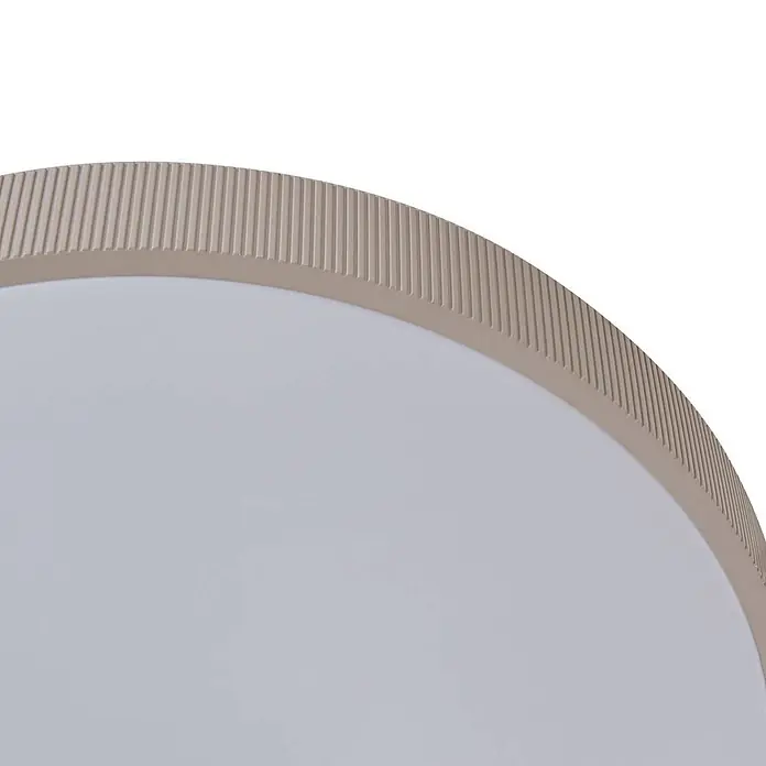 Lindby Deckenleuchte Zylo - creme / amber - Nahaufnahme einer runden Leuchte mit geripptem hellbeigem Außenrand und glattem hellgrauem Diffusor.