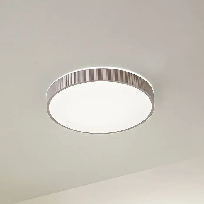 Lindby Deckenleuchte Zylo - creme / amber - Runde Deckenleuchte mit weißem Diffusor und texturierter grauer Umrandung.