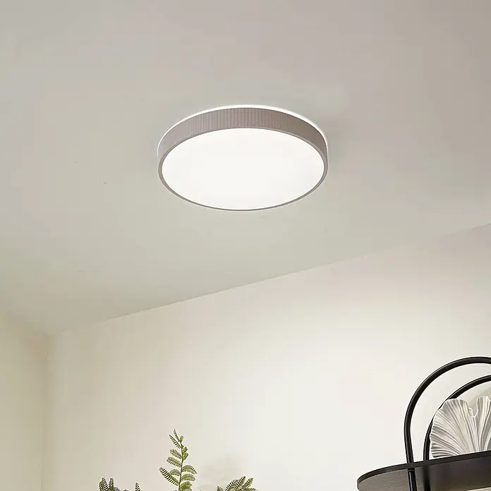 Lindby Deckenleuchte Zylo - creme / amber - Runde Deckenleuchte mit geriffelter grauer Kante, die ein sanftes Licht spendet.