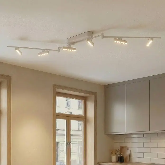 Lindby Deckenstrahler Eldrin - weiß / opal, weiß / opal - Weiße Deckenstromschiene mit mehreren verstellbaren LED-Strahlern, die eine Küche beleuchten.