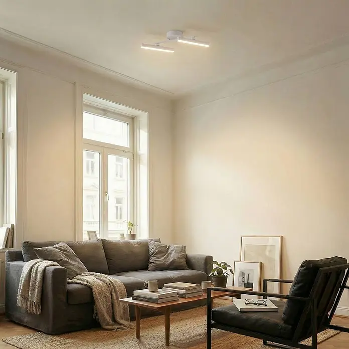 Lindby Deckenstrahler Eldrin - weiß / opal, weiß / opal - Weiße Deckenleuchte mit zwei verstellbaren stabförmigen LED-Elementen, beleuchtet ein modernes Wohnzimmer.
