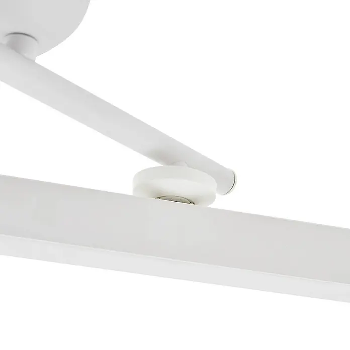 Lindby Deckenstrahler Eldrin - weiß / opal, weiß / opal - Weißes Metall-Leuchtenbauteil: Detail einer Verbindung zwischen rundem Arm und flacher Lichtleiste.