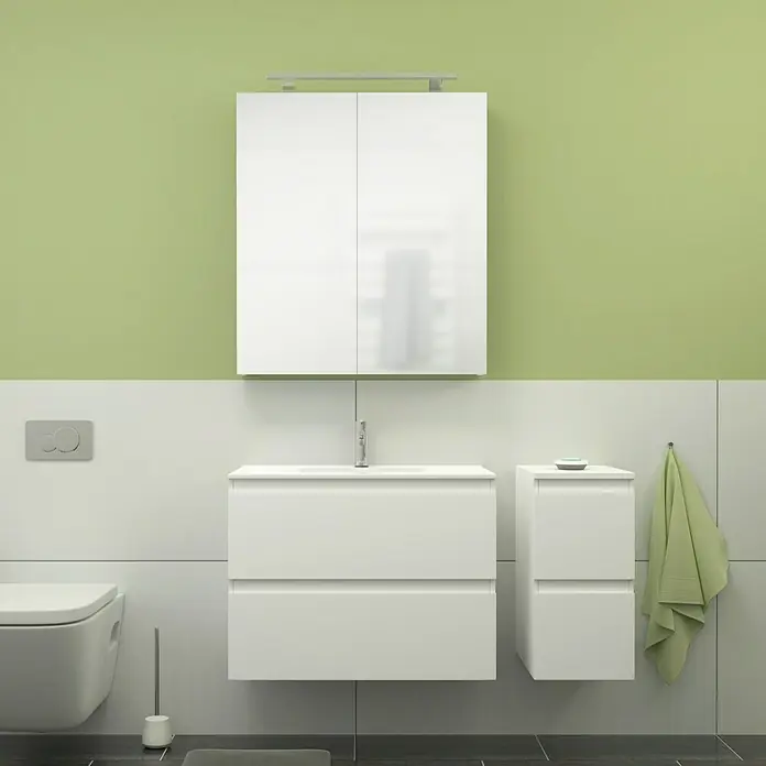 Camargue Espacio Badmöbel-Set J12 - 110 cm, Gama weiß matt - Ein Badezimmer mit einem weißen Waschtischunterschrank, einem Spiegelschrank und einer Toilette. Ideal für moderne Badezimmerdesigns.
