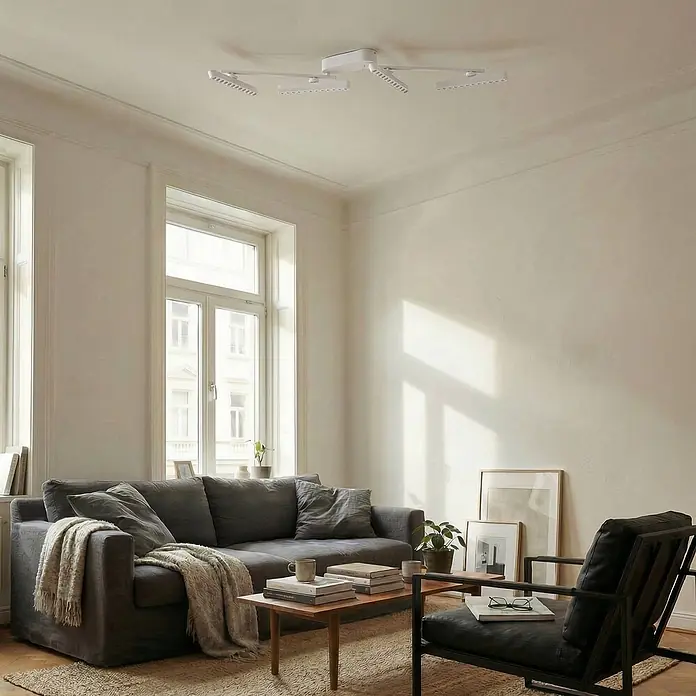 Lindby Deckenstrahler Eldrin - weiß / opal, weiß / opal - Weiße Deckenleuchte mit vier verstellbaren LED-Armen beleuchtet ein Wohnzimmer.