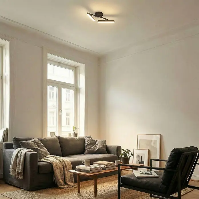 Lindby Deckenstrahler Eldrin - schwarz, schwarz - Moderne schwarze Deckenleuchte mit zwei verstellbaren Balken, die ein gemütliches Wohnzimmer beleuchtet.