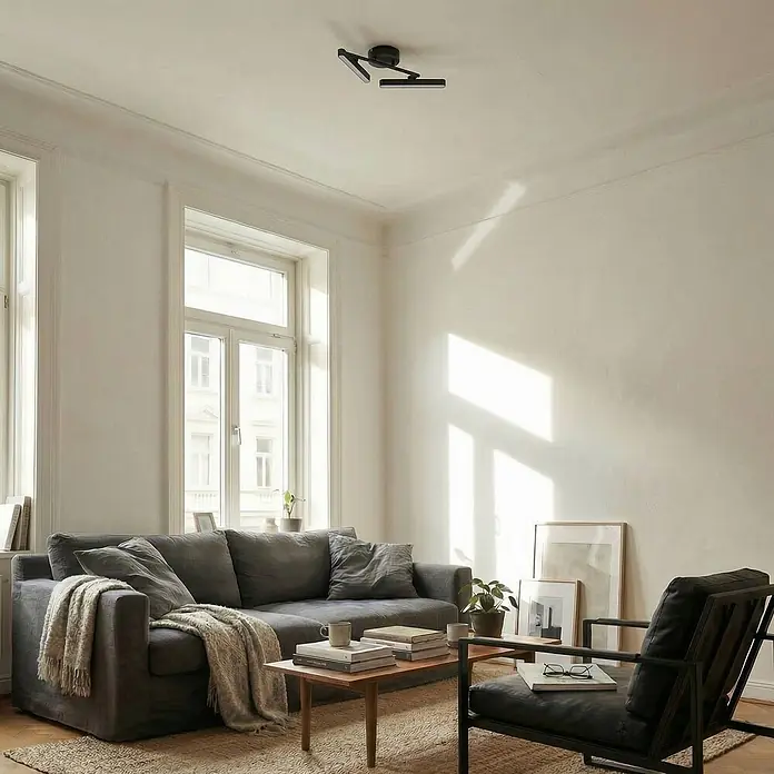 Lindby Deckenstrahler Eldrin - schwarz, schwarz - Schwarze Deckenleuchte mit verstellbaren linearen Spots, beleuchtet ein Wohnzimmer.