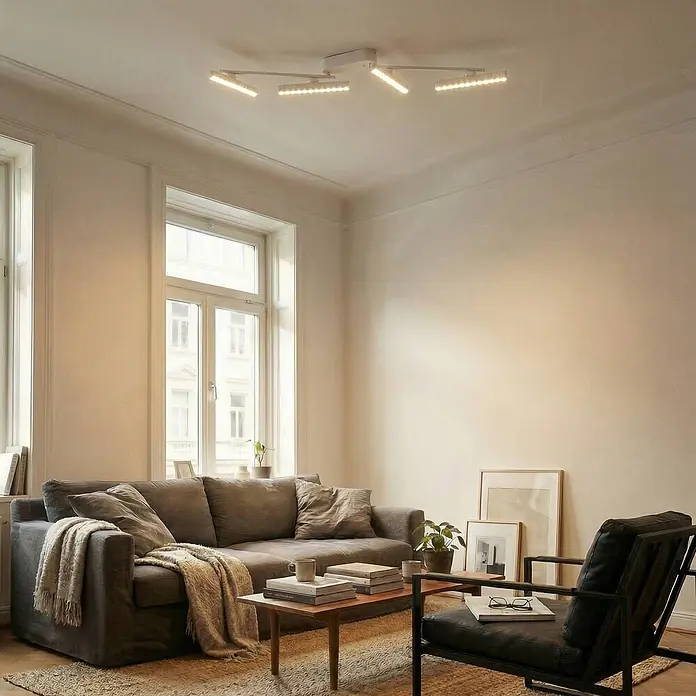 Lindby Deckenstrahler Eldrin - weiß / opal, weiß / opal - Moderne weiße LED-Deckenleuchte mit vier verstellbaren Stabelementen, die ein Wohnzimmer beleuchtet.