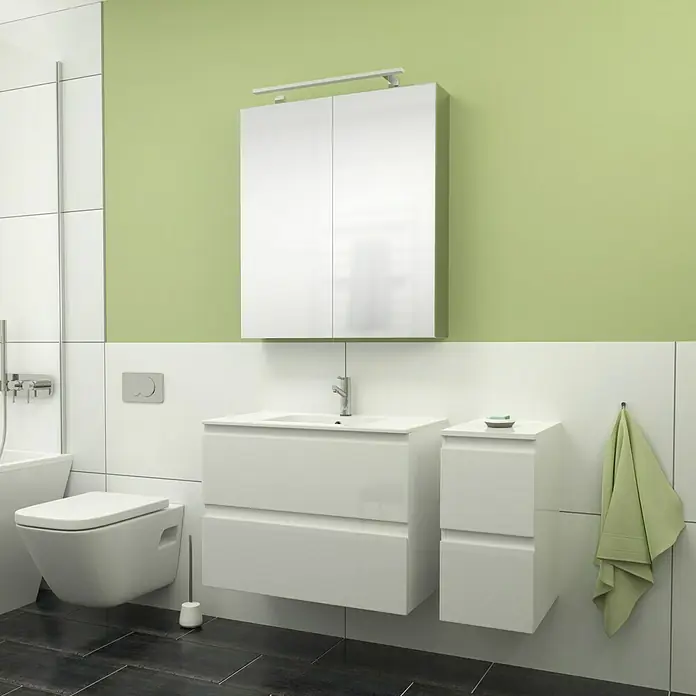 Camargue Espacio Badmöbel-Set J13 - 110 cm, Gama weiß glänzend - Ein modernes Badezimmer mit weißen Möbeln, darunter ein Waschbeckenunterschrank, ein Hängeschrank und eine Toilette mit stilvollem grünem Akzent.