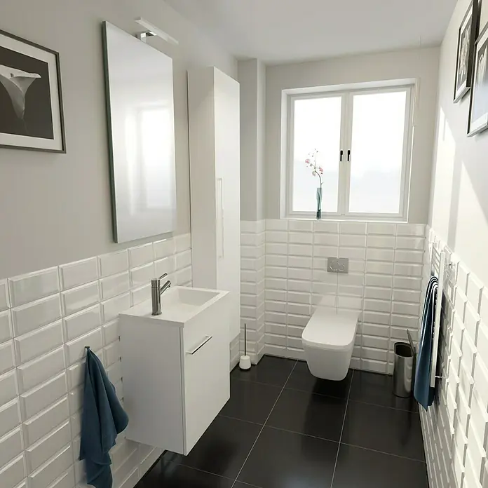 Camargue Espacio Hochschrank40 x 17 x 170 cm, Farbe Griff: Chrom, Mira - Ein modernes Badezimmer mit weißen Kacheln, einem Waschtisch mit Unterschrank und einem Hänge-WC. Das Bild zeigt ein stilvolles Interieur.