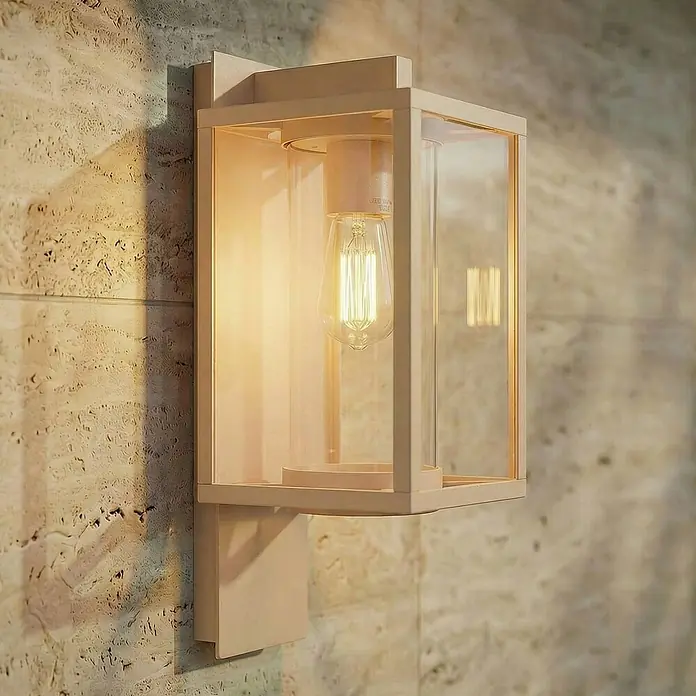 Lucande Außenwandleuchte Ferda - creme / amber, creme / amber, IP44 - Cremefarbene Außenwandleuchte mit klaren Glasscheiben und Edison-LED-Birne, an strukturierter Steinwand montiert.