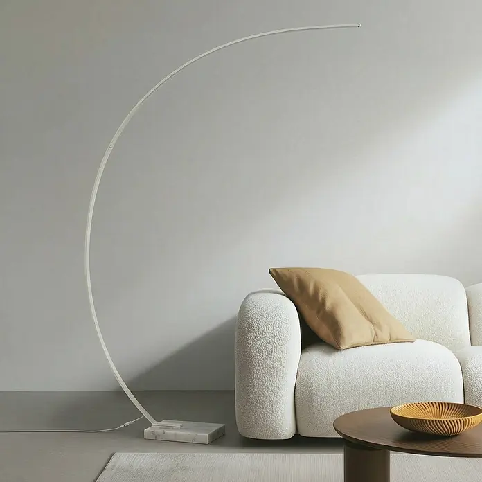 Lindby Stehleuchte Kendra - Höhe: 180 cm, weiß / opal, weiß / opal - Große weiße Bogenstehlampe mit Marmorsockel, beleuchtet einen Wohnbereich neben einem Sofa.