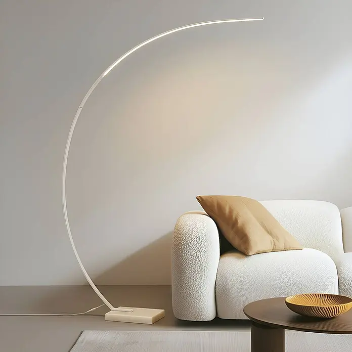 Lindby Stehleuchte Kendra - Höhe: 180 cm, weiß / opal, weiß / opal - Weiße, gebogene LED-Stehleuchte, die ein modernes Wohnzimmer neben einem strukturierten weißen Sofa beleuchtet.