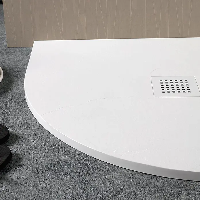 Kiamami Valentina Duschwanne - L x B: 800 x 800 cm, Verbundwerkstoff, Weiß - Weißes D-förmiges Duschbecken mit strukturierter Oberfläche in Steinoptik und rechteckigem Ablaufrost.
