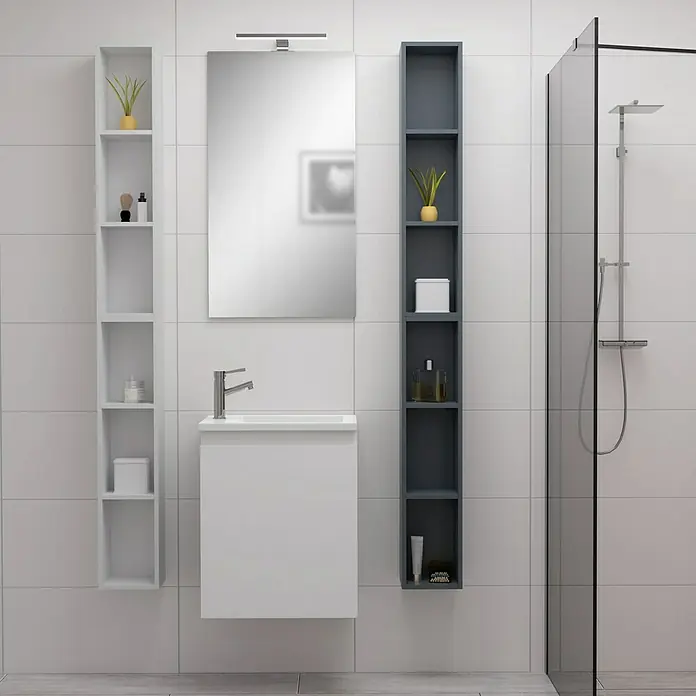 Camargue Espacio Badmöbel-Set H52 - 90 cm, Gama weiß matt - Ein modernes Badezimmer mit einem weißen Waschtisch, einem Spiegel und zwei schlanken, hohen Regalen in Weiß und Grau.