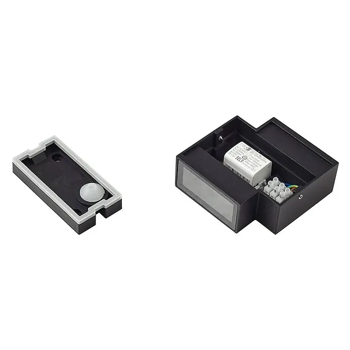 Lindby Außenwandleuchte Fendir - schwarz, IP54 - Schwarze, rechteckige LED-Wandleuchte, zeigt internen Treiber, Klemmenblöcke und separate Montageplatte mit Sensor.