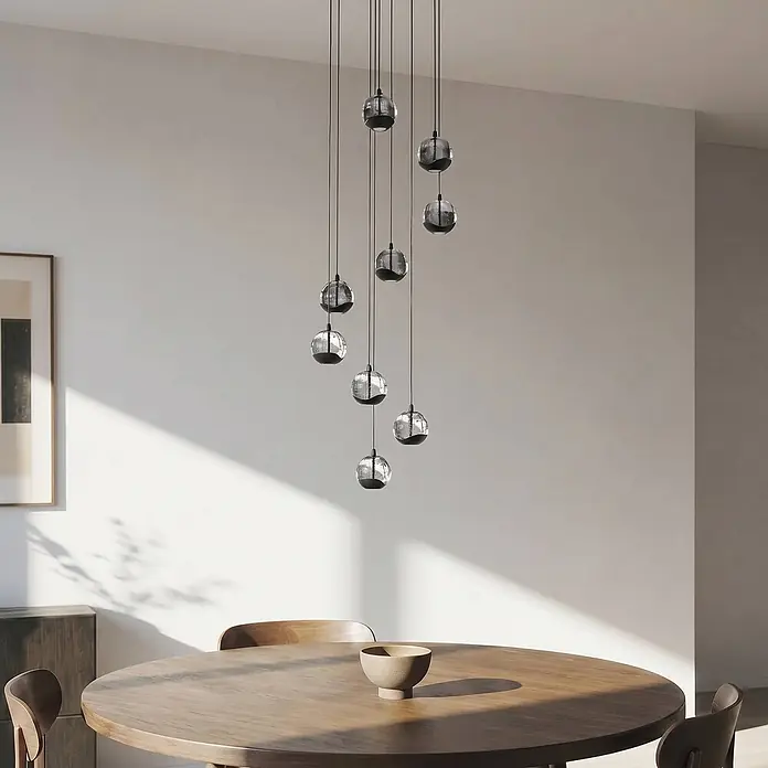 Lucande Pendelleuchte Hayley - L x B x H: 35 x 35 x 150 cm, klar / transparent, klar, Schwarz - Kaskadenförmige Pendelleuchten aus neun klaren Glaskugeln mit schwarzen Kappen über einem runden Holztisch.
