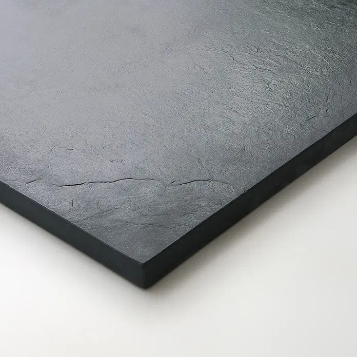 Kiamami Valentina Duschwanne - L x B: 800 x 800 cm, Verbundwerkstoff, Anthrazitgrau - Dunkelgraue, strukturierte Platte, eventuell Stein oder Beton, mit glatter schwarzer Kante.