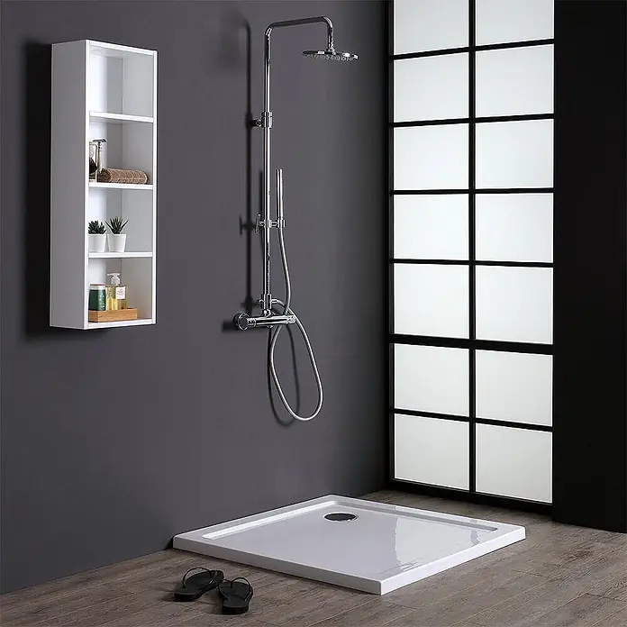 Kiamami Valentina Duschwanne - L x B: 90 x 90 cm, Kunststoff, Weiß - Chrom Duschsystem mit Regenbrause und Handbrause, installiert über einer weißen rechteckigen Duschwanne in einem modernen Badezimmer.