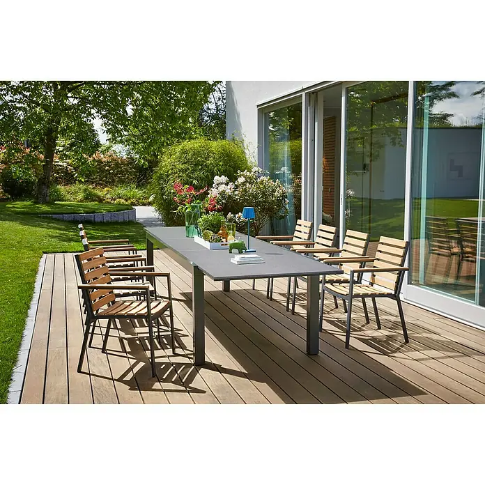 Sunfun Carina Silla de jardín - Acacia, Apilable, Natural, An x Pr x Al: 57,5 x 61 x 86 cm - Una mesa de comedor gris para exteriores con sillas de madera en una terraza de madera. Muebles de patio contemporáneos para relajarse al aire libre.