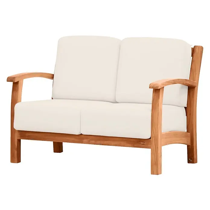 Kai Wiechmann Loungesofa - Gestell: braun; Polster: naturweiß - Zweisitzer-Gartensofa mit hellbraunem Holzrahmen und cremefarbenen Kissen.