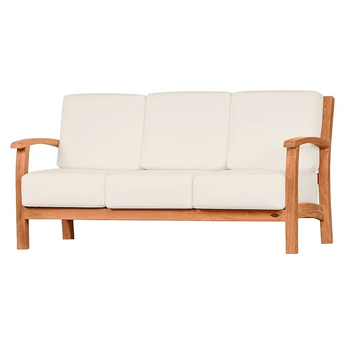 Kai Wiechmann Loungesofa - Teakholz, Gestell: braun; Polster: naturweiß - Dreisitzer-Sofa mit hellem Holzrahmen und weißen Kissen.