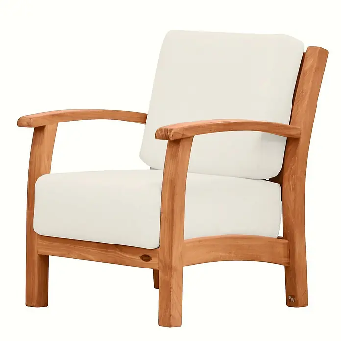 Kai Wiechmann Garten-Loungesessel - Teakholz; Dralon, braun - Hölzerner Sessel mit cremefarbenen Kissen und Naturholz-Finish.
