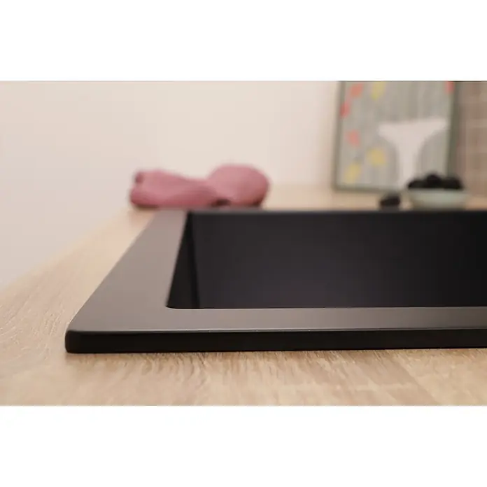 Respekta Einbauspüle Oakville - 60 x 53 cm, Verbundwerkstoff, Schwarz - Schwarzes Spülbecken mit elegantem Design, in eine helle Holzplatte eingelassen.