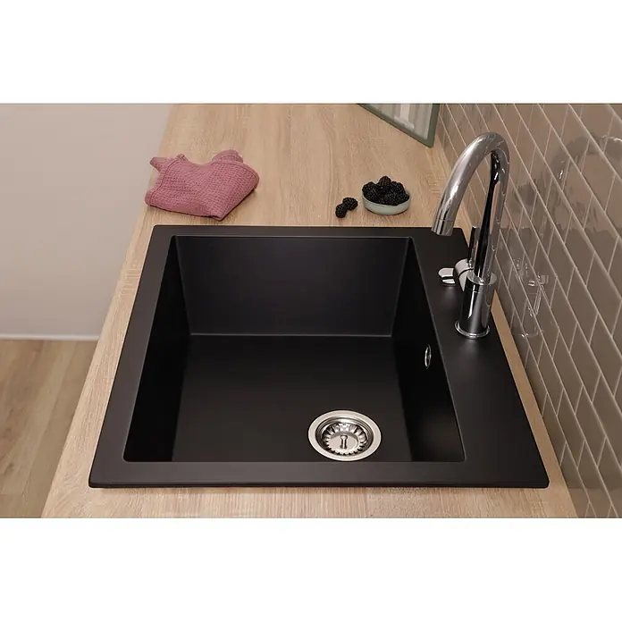 Respekta Einbauspüle Oakville - 60 x 53 cm, Verbundwerkstoff, Schwarz - Moderne matte schwarze Küchenspüle mit Chromarmatur in heller Holzplatte, daneben Brombeeren und rosa Tuch.