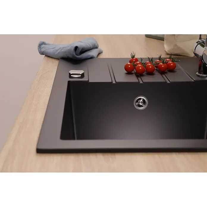 Respekta Einbauspüle Almonto - 76 x 43,5 cm, Verbundwerkstoff, Schwarz - Matte schwarze Küchenspüle mit Abtropfbereich, in einer hellen Holzarbeitsplatte installiert, mit frischen Kirschtomaten.
