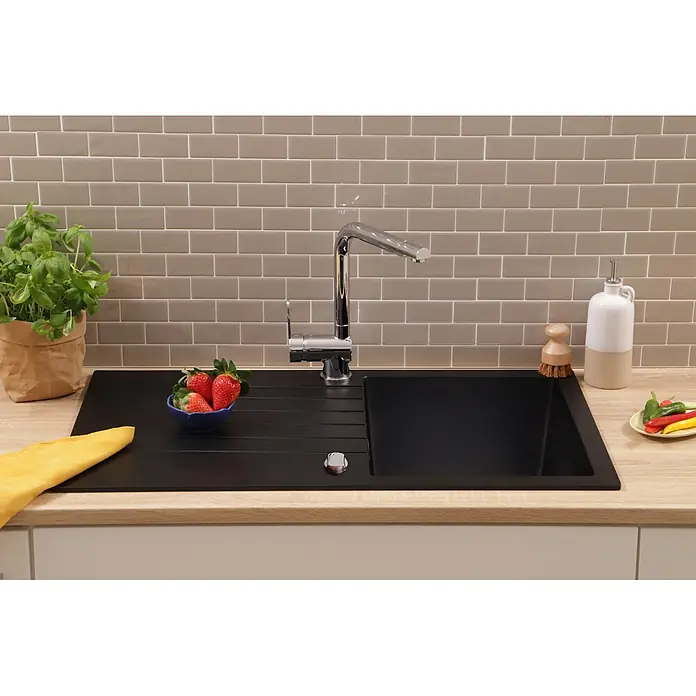 Respekta Einbauspüle Almonto - 86 x 50 cm, Verbundwerkstoff, Schwarz - Schwarze Küchenspüle mit integriertem Abtropfbereich und Chromarmatur, in heller Holztheke.
