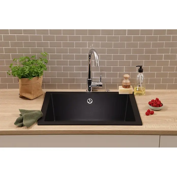 Respekta Einbauspüle Nelson - 60 x 47,5 cm, Verbundwerkstoff, Schwarz - Schwarze Küchenspüle mit Wasserhahn, integriert in eine helle Arbeitsplatte aus Holz.
