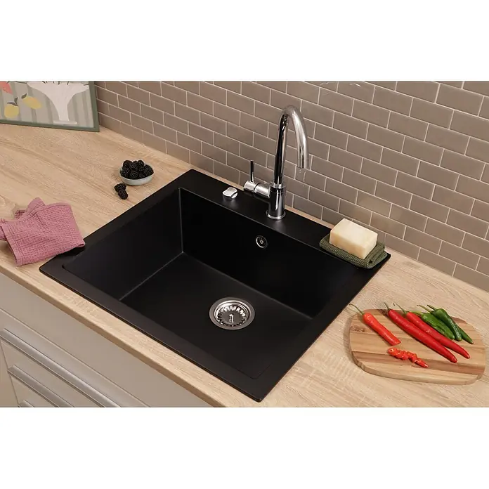 Respekta Einbauspüle Oakville - 60 x 53 cm, Verbundwerkstoff, Schwarz - Eine elegante schwarze Küchenspüle in einer hellen Holzplatte, mit modernem Chromhahn und verschiedenen Küchenutensilien daneben.
