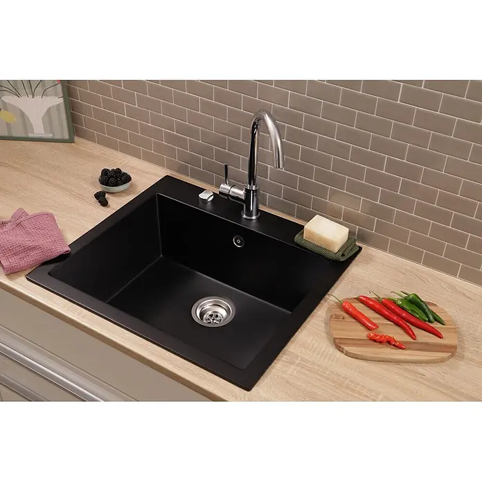 Respekta Einbauspüle Oakville - 60 x 53 cm, Verbundwerkstoff, Schwarz - Schwarze Küchenspüle mit Chromarmatur, in eine Arbeitsplatte in Holzoptik integriert.