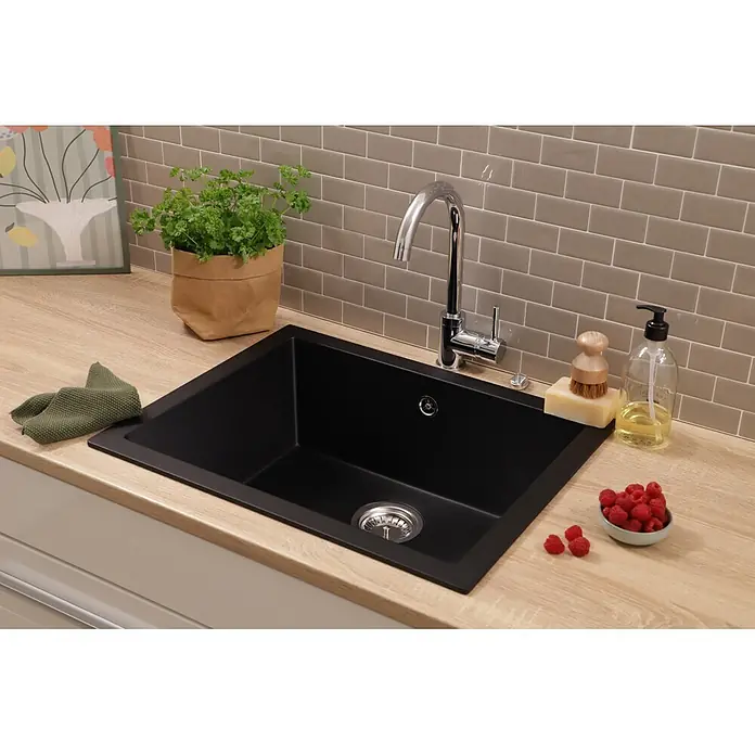 Respekta Einbauspüle Nelson - 60 x 47,5 cm, Verbundwerkstoff, Schwarz - Schwarzes Spülbecken in einer hellen Holz-Arbeitsplatte, mit Chrom-Wasserhahn und Küchenaccessoires.
